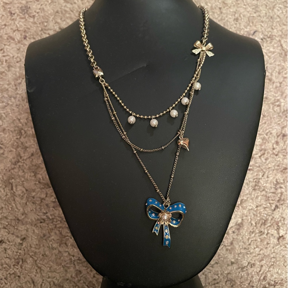 Betsey Johnson bow necklace